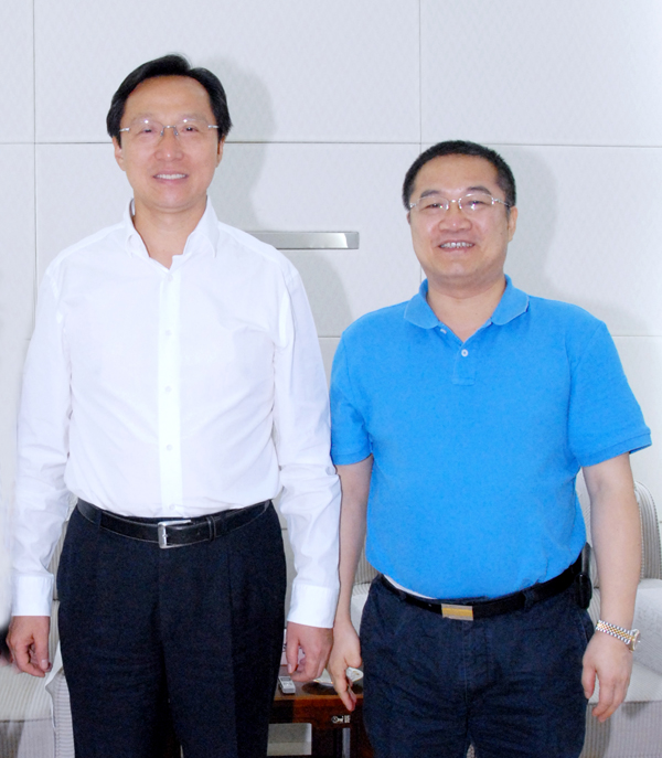 12.農(nóng)業(yè)部部長韓長賦與正邦集團(tuán)總裁林印孫親切合影.jpg